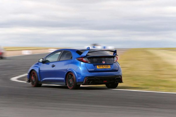 Не можете да сбъркате с нищо Civic Type R в гамата на Honda. Моделът предлага превъзходно управление и надеждност &ndash; но тук фокусът е върху FK2. Honda прие настройка на предното окачване с две оси с адаптивни амортисьори, за да помогне за контролиране на всичките 306 к.с. Сцеплението се осигуряваше от 19-цолови колела с гуми Continental. Режимът +R втвърди окачването с 30 процента.